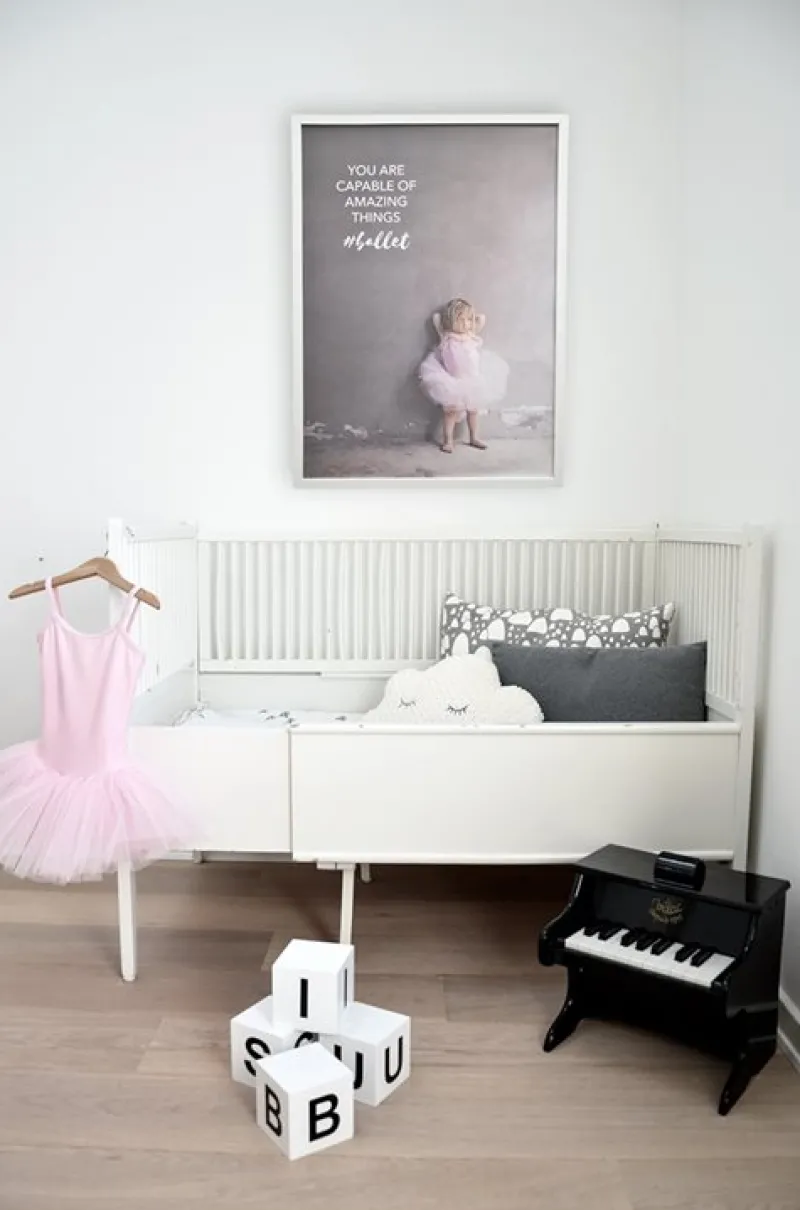 Dansebutikken Andet Til Ballet-Balletplakat lille pige rosa tutu