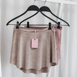 Dame Dansebutikken Skørter Til Skøjteløb|Ballet Underdele Damer-Camel farvet pull on velour skørt fra Mara Dancewear