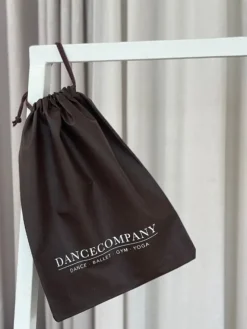 Dansebutikken Dansetasker|Dansesko Tilbehør-Dancecompany mørkebrun skopose med logo