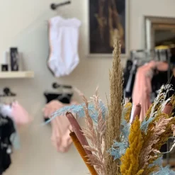 Børn Dansebutikken Balletdragter Børn-Hvid dragt m. blonde til piger fra BalletRosa