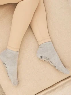 Dansebutikken Andet Til Yoga-Moonchild grå toe socks til yoga