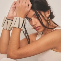 Dansebutikken Andet Til Yoga-Moonchild sandfarvet vægtarmbånd