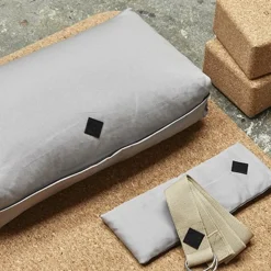 Dansebutikken Andet Til Yoga-Simple Days grå yoga meditationspude