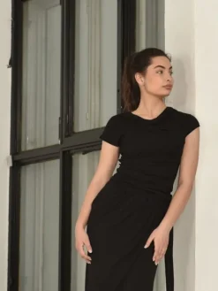 Dame Dansebutikken Danseoverdele Damer-Sort bluse med vandfalds hals og korte ærmer Danceverywear