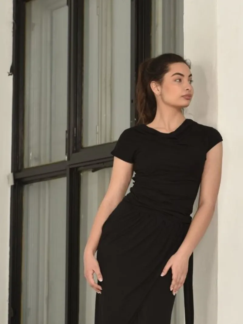 Dame Dansebutikken Danseoverdele Damer-Sort bluse med vandfalds hals og korte ærmer Danceverywear