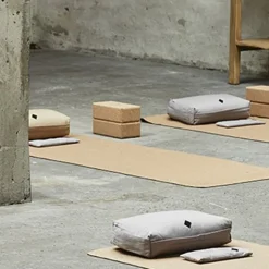 Dansebutikken Andet Til Yoga|Velvære-YOGA øjenpude i lysegrå - Simple days